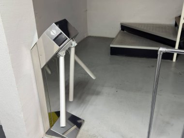 Turntable 'lı giriş. Turnikeli bir kontrol noktası. Turnike ve kart okuyucu. Elektronik kontrol noktası. Bölgeden geçiyoruz. Gelen insanlar kontrol ediyor. Metro girişi. Yüksek kalite fotoğraf