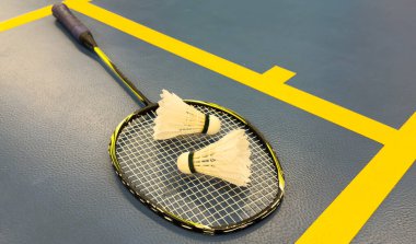 Yerde badminton raketi üzerinde Shuttlecock. Yüksek kalite fotoğraf