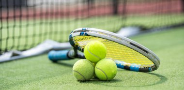 Tenis raketi ve yeni boyanmış tenis kortunda yeni bir tenis topu. Yüksek kalite fotoğraf
