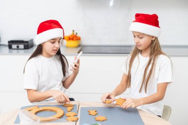 Çocuklar mutfakta Noel kurabiyeleri süslüyor. Yüksek kalite fotoğraf