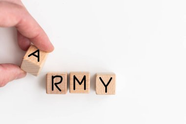 Beyaz kiremitlerle yazılmış 