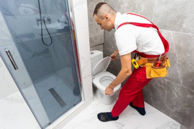 Profesyonel tesisatçı tuvalette klozet tamir ediyor. Yüksek kalite fotoğraf