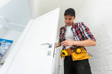 İnşaat işçisi House 'da kapı çerçevesi üzerinde çalışıyor. Yüksek kalite fotoğraf