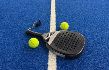 Padel tenis raketi. Kopya alanı olan bir arkaplan. Spor sahası ve toplar. Yüksek kalite fotoğraf
