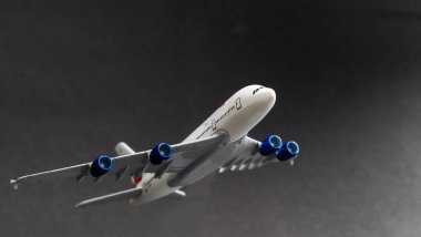 Model uçak, arka planda uçak