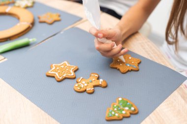 Noel kurabiyesi pişiriyorum. Çocuk kurabiyeleri. Ev yapımı şenlikli tatlılar. Yüksek kalite fotoğraf