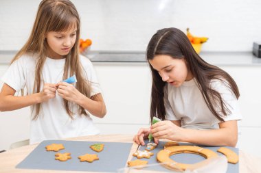 Noel kurabiyesi pişiriyorum. Çocuk kurabiyeleri. Ev yapımı şenlikli tatlılar. Yüksek kalite fotoğraf