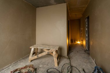 Onarımın ilk aşaması. Ev onarımı.