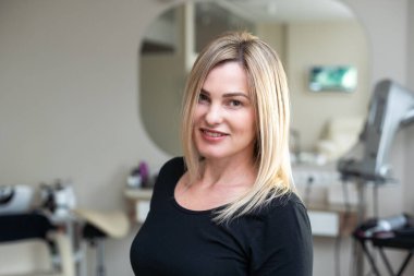 Güzel sarışın kadın kuaför. Kuaför salonu, berber dükkanı, mükemmel görünüş, yeni saç modeli. Yüksek kalite fotoğraf