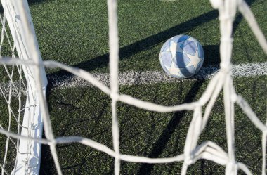 Çimen futbol sahasında futbol topu. Yüksek kalite fotoğraf