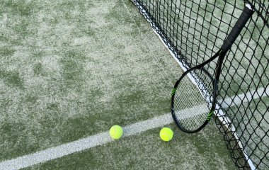 Tenis raketi ve tenis topu sahada. Yüksek kalite fotoğraf