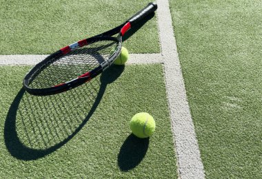 Tenis raketi ve yeşil çimen topunun en üst görüntüsü. Yatay spor posteri, tebrik kartları, başlıklar, web sitesi. Yüksek kalite fotoğraf
