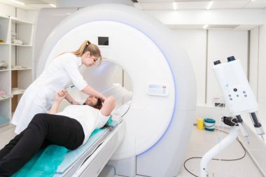 Kadın hasta MRI - manyetik rezonans görüntüleme hastanede. Tıbbi malzeme ve sağlık.