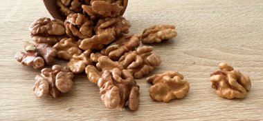 Ceviz çekirdekleri ve eski ahşap masadaki cevizler. Yüksek kalite fotoğraf