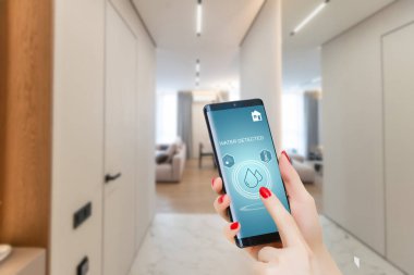 Evin dışındaki cep telefonunda Ev Güvenlik Sistemi 'ni kullanan kişinin yakın çekimi. Yüksek kalite fotoğraf