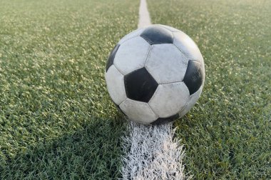 Yeşil sahada futbolun en üst görüntüsü, çimlerin üzerinde futbol topu. Yüksek kalite fotoğraf