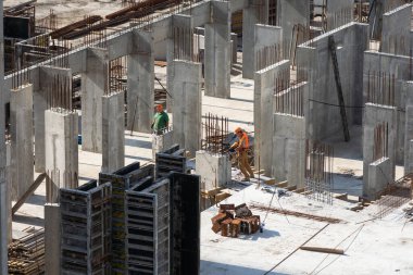 Bodrum merdivenlerinin betonlaşması sırasında inşaat alanının en üst görüntüsü. Yüksek kalite fotoğraf