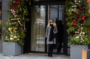 Kışın moda genç bir kadın. Xmas. Yüksek kalite fotoğraf