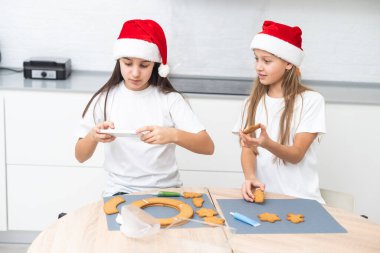  Çocuklar mutfakta kurabiye süslüyor. Yüksek kalite fotoğraf