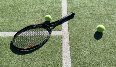 Tenis raketi ve yeşil çimen topunun en üst görüntüsü. Yatay spor posteri, tebrik kartları, başlıklar, web sitesi. Yüksek kalite fotoğraf