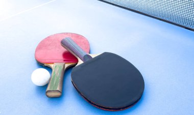 Masa tenisi oynamak için ahşap raketler ve mavi arka planda bir ağ, üst manzara. Yüksek kalite fotoğraf