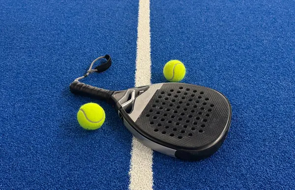 Padel tenis raketi. Kopya alanı olan bir arkaplan. Spor sahası ve toplar. Yüksek kalite fotoğraf