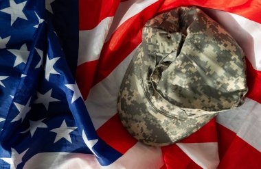 Amerikan ordusunun miğferi ve künyesi Amerikan bayrağında. Yüksek kalite fotoğraf