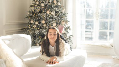 Noel ağacının yanında güzel bir kız. Sihirli zaman. Yüksek kalite fotoğraf