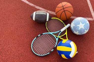 Siyah arka plan stüdyo çekimlerinde çeşitli spor ekipmanları. Yüksek kalite fotoğraf