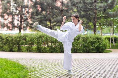 Beyaz kimonolu genç kız, karate. Yüksek kalite fotoğraf