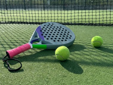 Tenis raketi, top ve ağlar çimlerin üzerinde. Yüksek kalite fotoğraf