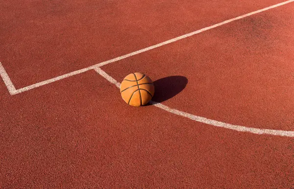 Halka açık bir sahada basketbol topu. Yüksek kalite fotoğraf