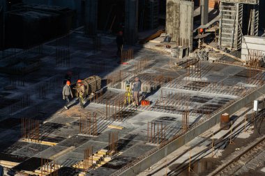 Kule vinci inşaat alanında çalışıyor. Kamyona beton pompa monte edilmiş. Güçlendirilmiş somutlaştırma. İnşaat Mühendisliği, inşaat için güvenlik planı. Yüksek kalite fotoğraf