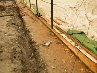 Yeni ev çitleri için hendek dolgusu kazısı. Yüksek kalite fotoğraf