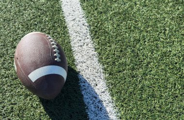 Pro American Football on the Field Close Up with Yard Çizgileri Ötesinde. Yüksek kalite fotoğraf