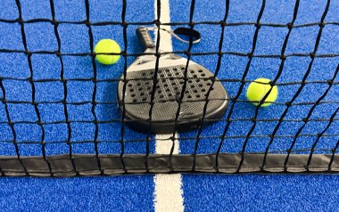 Padel raketi bir top ile bir padel kortunda. Yüksek kalite fotoğraf