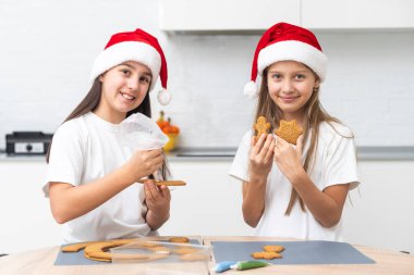 Çocuklar Noel kutlamasından önce Noel kurabiyesi pişiriyorlar. - Aile. Yüksek kalite fotoğraf