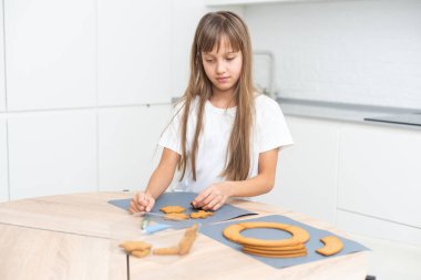 Noel kurabiyesi pişiriyorum. Çocuk kurabiyeleri. Ev yapımı şenlikli tatlılar. Yüksek kalite fotoğraf