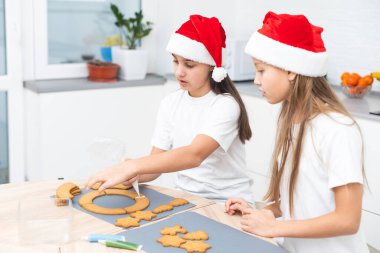 Çocuklar mutfakta Noel kurabiyeleri süslüyor. Yüksek kalite fotoğraf