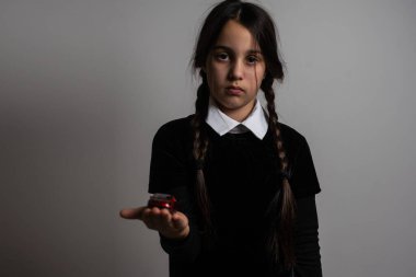 Karanlık bir geçmişi olan Çarşamba öğrencisi kız.