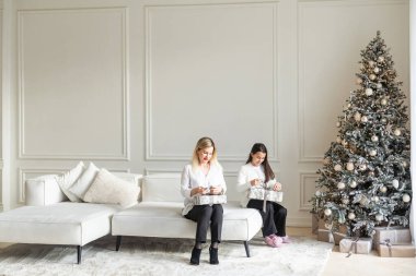 Anne ve kızı eğleniyor. Noel zamanı. Yüksek kalite fotoğraf