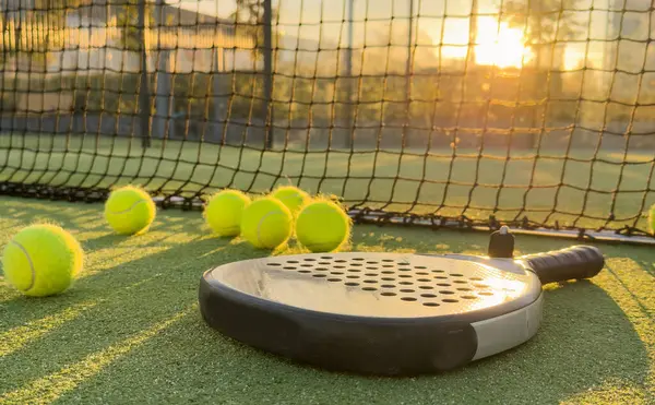 Padel raket ve topun arka planında suni çimen zemininde açık alanda. Üst Manzara. Yüksek kalite fotoğraf