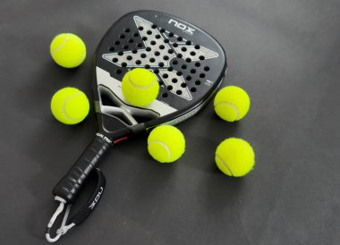 Kyiv, Ukrayna, 14 Ekim 2024. Nox Padel tenis raketi. Yüksek kalite fotoğraf