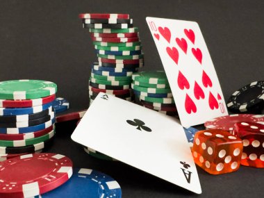 Floş floşun galibiyet kombinasyonuyla bir kumar poker oyunu. Poker kulübünde mavi bir masada fişleri olan kartlar. Reklam alanı. Yüksek kalite fotoğraf