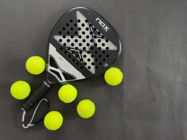 Kyiv, Ukrayna, 14 Ekim 2024 Padel Rachet Nox bir top ile bir padel mavi kort üzerinde. Yüksek kalite fotoğraf
