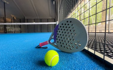 Yapay sahada raket tenis nesneleri turnuvaya hazır. Yüksek kalite fotoğraf