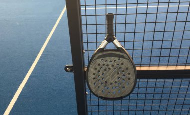 Padel tenis raketi, tenis kortu ve topları. Yüksek kalite fotoğraf