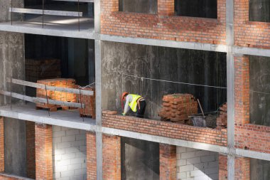 İnşaat alanı, işçiler ve vinçler. Mimarlık, İnşaat, İş Endüstrisi, Zorluk, Şehir, İnşaat, Şirket, Crane, Geliştirme, Çevre Sorunları, Gelecek, Küresel. Yüksek kalite fotoğraf