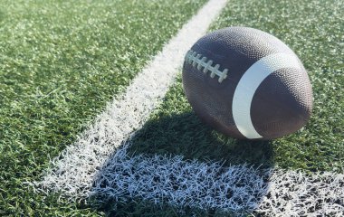 Pro American Football on the Field Close Up with Yard Çizgileri Ötesinde. Yüksek kalite fotoğraf