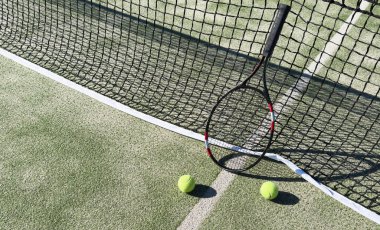 Tenis topları ve tenis kortunda raket. - Evet. Yüksek kalite fotoğraf